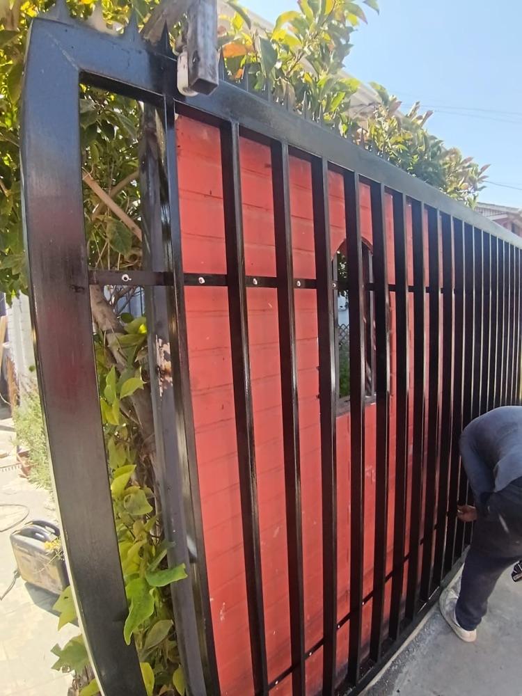 Portón metálico con revestimiento de madera