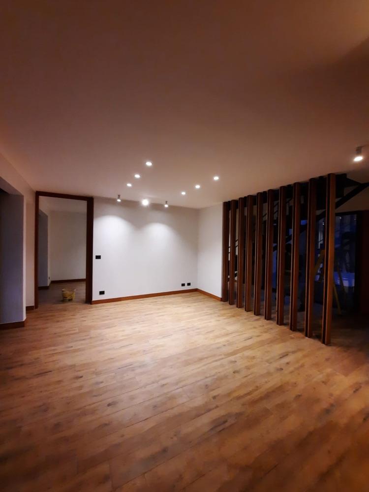 Interior remodelado con iluminación