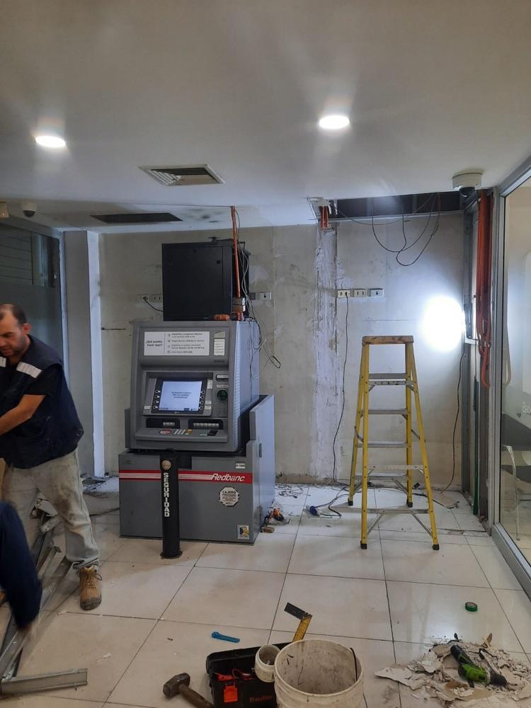 Técnico de NAPG en una instalación comercial